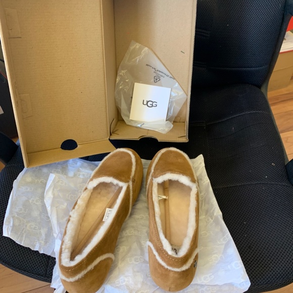 UGG SLIPPERS - Picture 3 of 3
